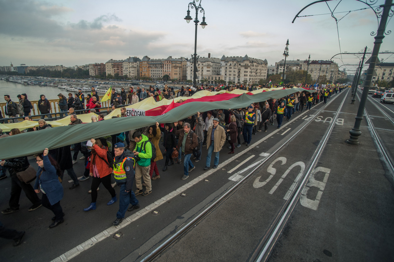 Budapest, 2019. november 7.
Résztvevők a Budapest blokádja, Erdogan látogatása ellen címmel meghirdetett demonstráción Budapesten, a Margit hídon 2019. november 7-én.
MTI/Balogh Zoltán