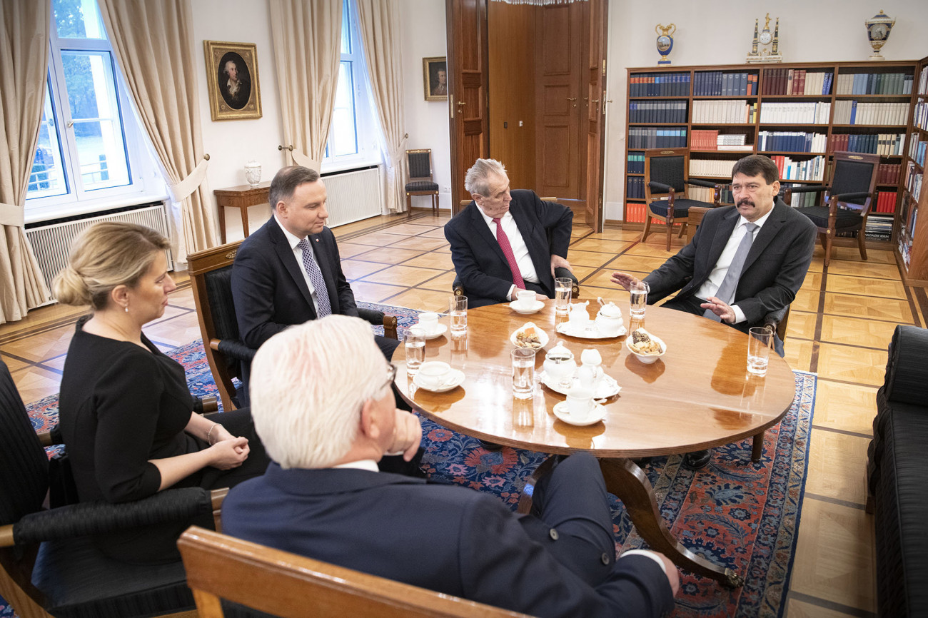 Berlin, 2019. november 9.
A német szövetségi kormány által közreadott képen Frank-Walter Steinmeier szövetségi elnök (háttal) fogadja Áder János magyar (j), Milos Zeman cseh (j2), Andrzej Duda lengyel, és Zuzana Caputová szlovák (b) államfőt a berlini fal ledöntésének 30. évfordulója alkalmából tartott ünnepség előtt az elnöki palotában 2019. november 9-én.
MTI/Német szövetségi kormány/Guido Bergmann