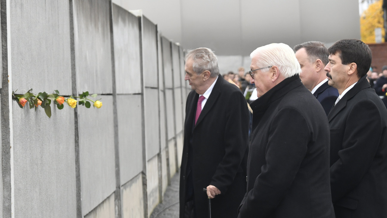 Berlin, 2019. november 9.
Frank-Walter Steinmeier német (j3), Áder János magyar (j), Andrzej Duda lengyel (j2, takarásban) és  Milos Zeman cseh (b) államfő a berlini fal ledöntésének 30. évfordulója alkalmából tartott ünnepségen 2019. november 9-én.
MTI/Szigetváry Zsolt