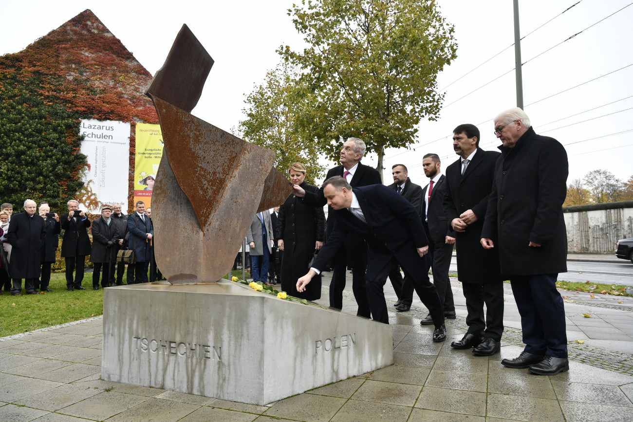 Berlin, 2019. november 9.
Frank-Walter Steinmeier német, Áder János magyar, Andrzej Duda lengyel, Milos Zeman cseh és Zuzana Caputova szlovák (j-b) államfő berlini fal ledöntésének 30. évfordulója alkalmából tartott ünnepségen 2019. november 9-én.
MTI/Szigetváry Zsolt