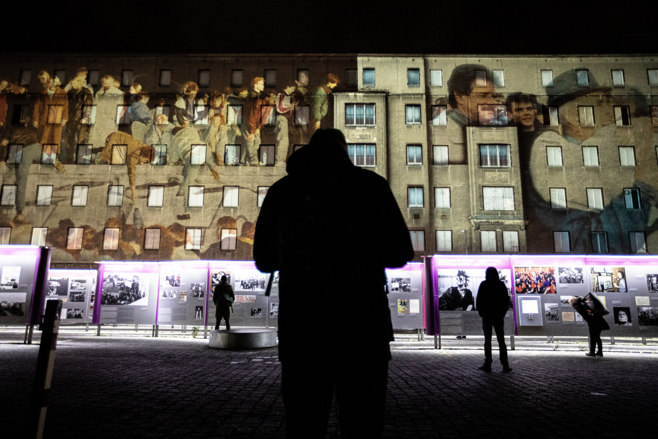 Berlin, 2019. november 5.
Fényfestés és fotókiállítás az egykori kommunista Német Demokratikus Köztársaság (NDK) állambiztonsági szolgálata, a Stasi berlini épületénél 2019. november 5-én, négy nappal a berlini fal leomlásának 30. évfordulója előtt.
MTI/EPA/Omer Messinger