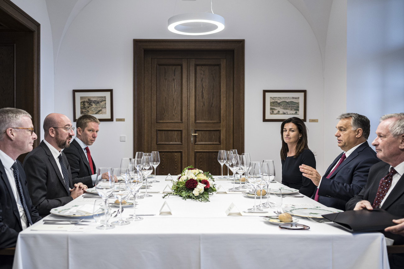 Budapest, 2019. november 11.
A Miniszterelnöki Sajtóiroda által közreadott képen Orbán Viktor miniszterelnök (j) fogadja Charles Michelt, az Európai Tanács megválasztott elnökét (j2) a Karmelita kolostorban 2019. november 11-én. Jobbról Varga Judit igazságügyi miniszter (j3).
MTI/Miniszterelnöki Sajtóiroda/Benko Vivien Cher