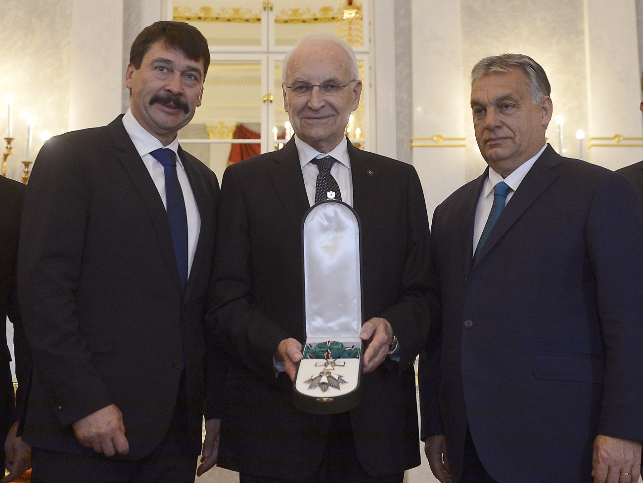 Budapest, 2019. november 8.
Edmund Stoiber volt bajor miniszterelnök, a Keresztényszociális Unió (CSU) tiszteletbeli elnöke (k) Áder János köztársasági elnök (b) és Orbán Viktor miniszterelnök társaságában 2019. november 8-án a Sándor-palotában, miután átvette a Magyar Érdemrend nagykeresztje polgári tagozat kitüntetést az államfőtől.
MTI/Illyés Tibor