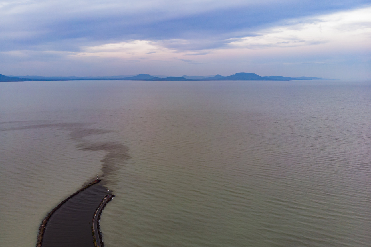 Egészségre ártalmatlan tőzeges víz folyik a Balatonba a Nyugati-övcsatornából a balatonmáriafürdői molónál 2019. november 17-én.
MTI/Varga György