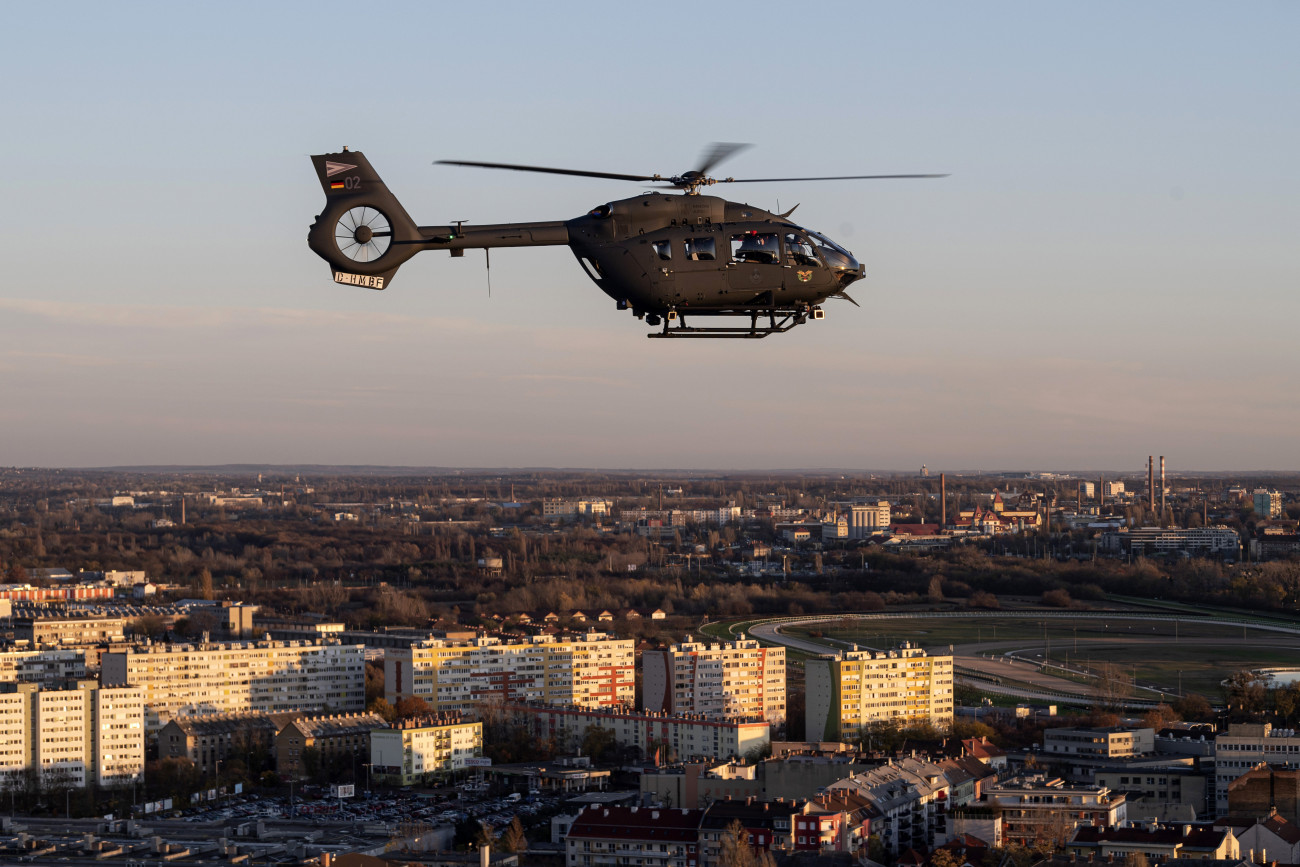 Budapest, 2019. november 18.
A Magyar Honvédség egyik új beszerzésű Airbus H145M helikoptere repül Budapest felett 2019. november 18-án.
MTI/Szigetváry Zsolt