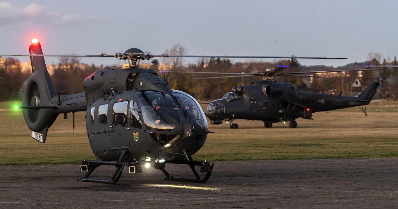 Budapest, 2019. november 18.
A Magyar Honvédség egyik új beszerzésű Airbus H145M helikoptere a Budaörsi repülőtéren tartott bemutatón 2019. november 18-án. A háttérben egy felújított Mi-24 helikopter látható.
MTI/Szigetváry Zsolt