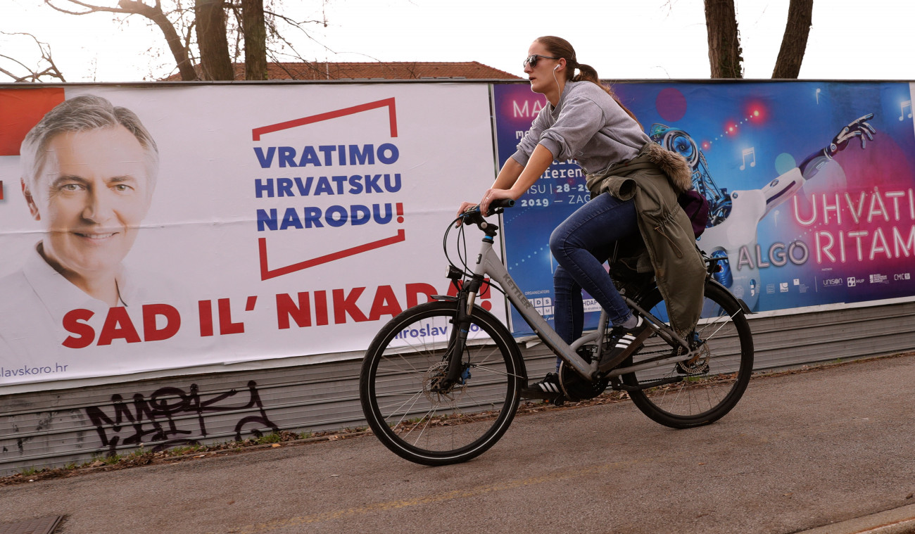 Miroslav Skoro független jelölt, népszerű népdalénekes és üzletember választási plakátja Zágrábban 2019. december 18-án, négy nappal a horvát elnökválasztás előtt.
 A felirat jelentése: térjünk vissza a horvát néphez - most vagy soha.
MTI/EPA/Antonio Bat