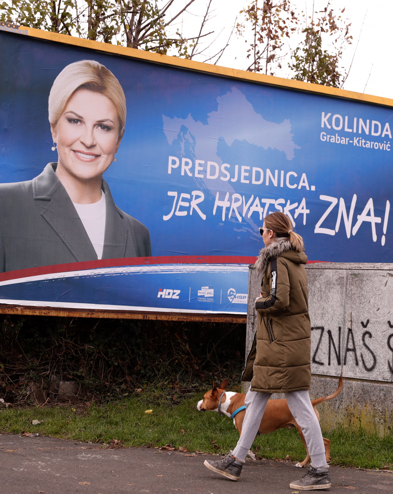 Kolinda Grabar-Kitarovic jelenlegi államfőnek, a kormányzó jobboldali Horvát Demokratikus Közösség (HDZ) jelöltjének választási plakátja Zágrábban 2019. december 18-án, négy nappal a horvát elnökválasztás előtt.
MTI/EPA/Antonio Bat