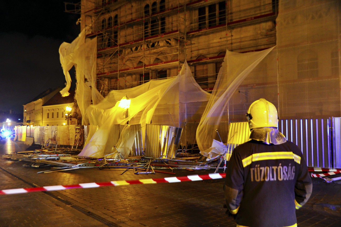 Budapest, 2019. december 23.
A viharos szélben megrongálódott állványzat a Kulturális Örökségvédelmi Hivatal felújítás alatt álló épületénél a főváros I. kerületében, a Szentháromság téren 2019. december 23-án. A balesetben személyi sérülés nem történt. Az Országos Meteorológiai Szolgálat két megyében másodfokú, több megyében és a fővárosban elsőfokú riasztást adott ki a viharos szél veszélye miatt.
MTI/Lakatos Péter