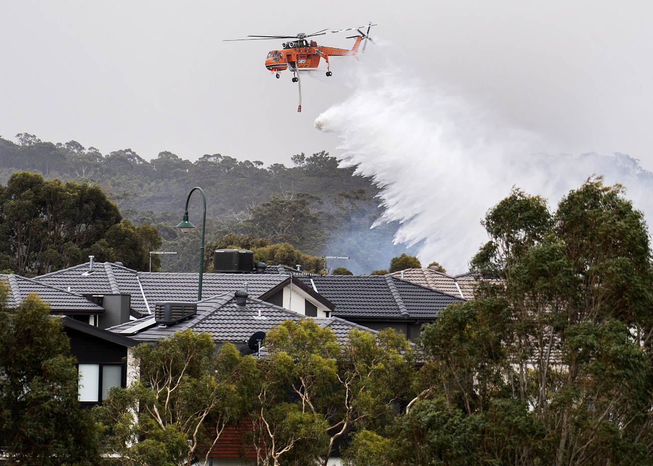 Bundoora, 2019. december 30.
Helikopterről ledobott vízzel próbálják oltani a Victoria ausztrál szövetségi állambeli Bundoora közelében tomboló erdőtűzet 2019. december 30-án. John Barilaro, az ausztráliai Új-Dél-Wales állam miniszterelnök-helyettese a szilveszteri tűzijáték lemondására szólította fel Sydney városát. Eddig több mint 270 ezren írták alá a tűzijáték lemondását sürgető petíciót, amely egyúttal felszólítja a város vezetőit, hogy az erre szánt összeggel inkább a bozóttüzek károsultjait támogassa. Ausztrália keleti részében október közepe óta tombolnak bozót- és erdőtüzek.
MTI/AP/AAP/Ellen Smith