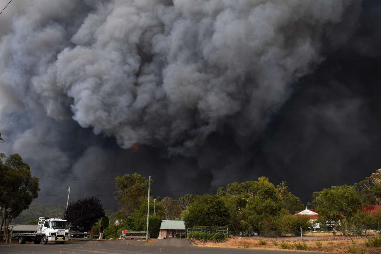 Bozóttűz füstje gomolyog az Új-Dél-Wales állambeli Tahmoor településnél 2019. december 19-én, amikor szükséghelyzetet hirdettek az államban az erdőtüzek és a rendkívüli hőség miatt. Új-Dél-Walesben október közepe óta mintegy 2,7 millió hektárnyi terület vált a lángok martalékává, több mint hétszáz lakóház, kétezer kormányzati és gazdasági építmény égett le. Jelenleg mintegy száz tűzgóc aktív, Sydney térségében a légszennyezettség mértéke az egészségügyi határérték többszöröse.
MTI/EPA/AAP/Dean Lewins