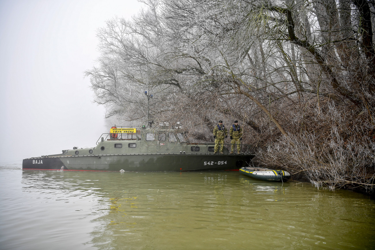 Szeged, 2020. január 13.
Az MH 1. Honvéd Tűzszerész és Hadihajós Ezred Baja járőrhajója migránsok által hátrahagyott gumicsónak mellett a Tisza Szeged és a szerb országhatár közötti szakaszán 2020. január 13-án. Ettől a naptól a hadihajós ezred a rendőrséggel együttműködve folyamatos járőrözést hajt végre a Tiszán a vízi forgalom ellenőrzése és az államhatár jogellenes átlépésének megakadályozása érdekében.
MTI/Czeglédi Zsolt