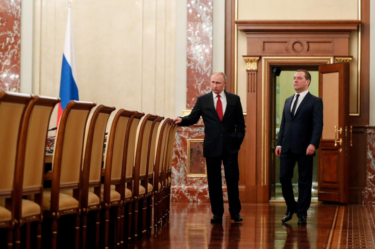 Moszkva, 2020. január 15.
Dmitrij Medvegyev orosz miniszterelnök (j) és Vlagyimir Putyin orosz államfő kabinetülésen készül részt venni a moszkvai Kremlben 2020. január 15-én. Az ülésen Medvegyev bejelentette, hogy kormányával együtt lemond. Putyin elfogadta a lemondást, ugyanakkor felkérte a kormány tagjait, hogy az új kabinet megalakulásáig ideiglenesen folytassák feladataik ellátását. Az államfő felajánlotta továbbá Medvegyevnek az orosz biztonsági tanács helyettes elnökhelyettesi posztját.
MTI/EPA/Szputnyik/Orosz miniszterelnöki hivatal sajtószolgálata pool/Dmitrij Asztahov
