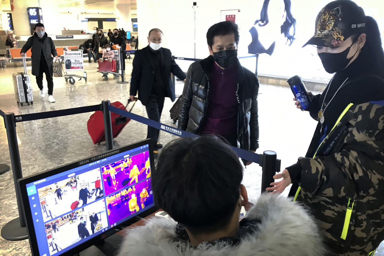Vuhan, 2020. január 21.
Hőkamerával mérik az érkező utasok testhőmérsékletét a vuhani nemzetközi repülőtéren 2020. január 21-én. A Pekingben és a dél-kínai Sencsenben is felbukkant új, tüdőgyulladást okozó vírus kiindulópontjának számító közép-kínai Vuhanban jelentősen megugrott a fertőzöttek száma, a vírusfertőzés eddig legkevesebb négy ember halálát okozta.
MTI/AP/Emily Wang