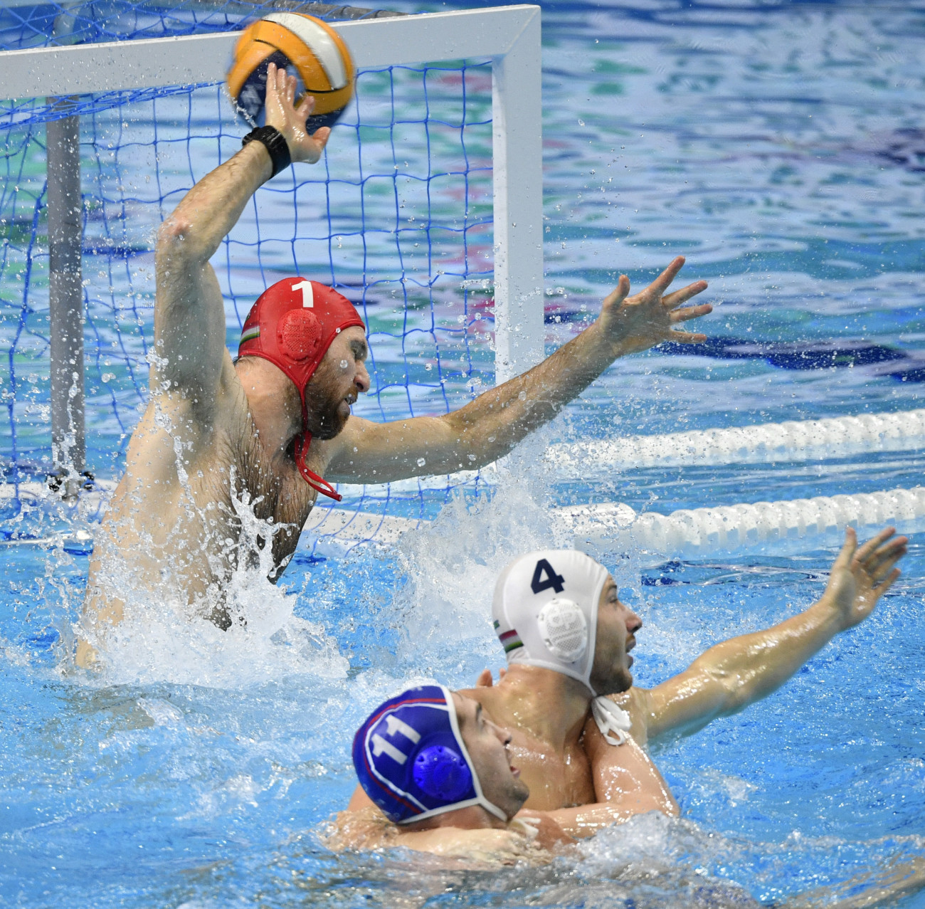 Nagy Viktor (b) kapus és Zalánki Gergő (j), valamint az orosz Szergej Liszunov a budapesti vízilabda Európa-bajnokság férfi tornája negyeddöntőjében játszott Magyarország - Oroszország mérkőzésen a Duna Arénában 2020. január 22-én.
MTI/Szigetváry Zsolt