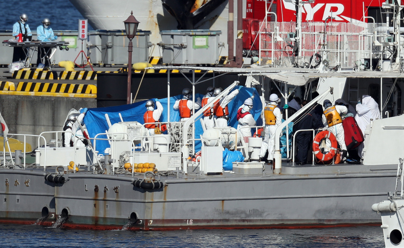Jokohama, 2020. február 5.
A karantén alá helyezett Diamond Princess luxus-óceánjáró koronavírussal fertőzött utasaival a fedélzetén kiköt a japán parti őrség hajója Jokohamában 2020. február 5-én. Az óceánjárón tartózkodó több mint 3700 emberből legalább tíz utasnál mutatták ki a koronavírus fertőzést, emiatt a japán kormány arra kérte az 56 országból származó utasokat és személyzetet, hogy két további hétre még maradjanak a karanténban. A koronavírus okozta fertőzés következtében az előző nap 65 ember halt meg Kína szárazföldi részén A járvány miatti halálozások száma világszerte 492-re nőtt, a halálesetek több mint 97 százaléka továbbra is a kínai Hupej tartományra korlátozódik. A Kínában diagnosztizált fertőzöttek száma 24 ezer fölé emelkedett.
MTI/EPA/Jiji Press