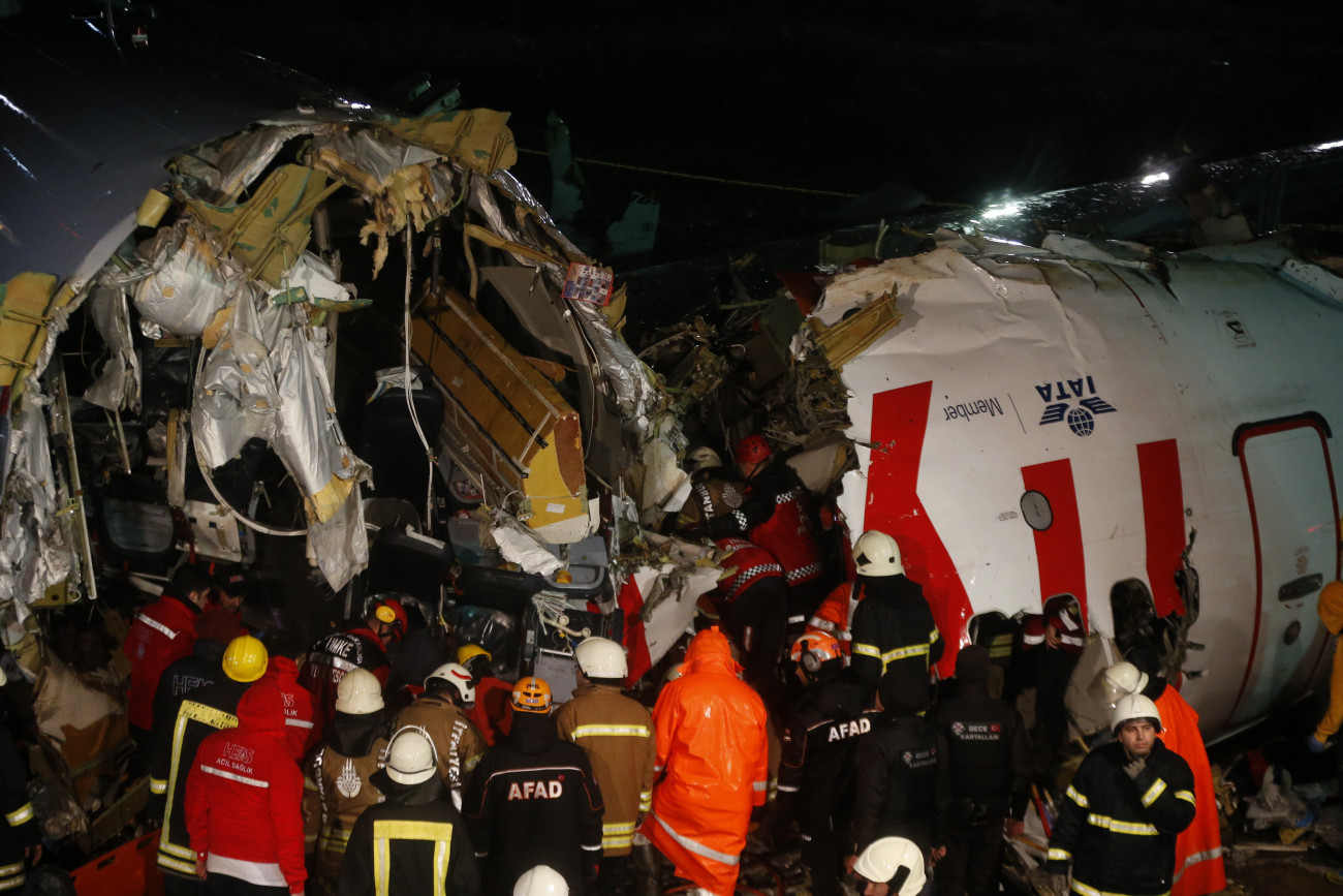 Isztambul, 2020. február 5.
A roncs mellett dolgoznak mentők és tűzoltók az isztambuli Sabiha Gökcen repülőtéren 2020. február 5-én, miután a Pegasus török légitársaság egyik utasszállító gépe 177 emberrel a fedélzetén túlfutott a leszállópályán, zajvédő falnak ütközött és három darabra tört. Egy ember életét vesztette, csaknem százhatvanan pedig megsérültek.
MTI/AP/Emrah Gürel
