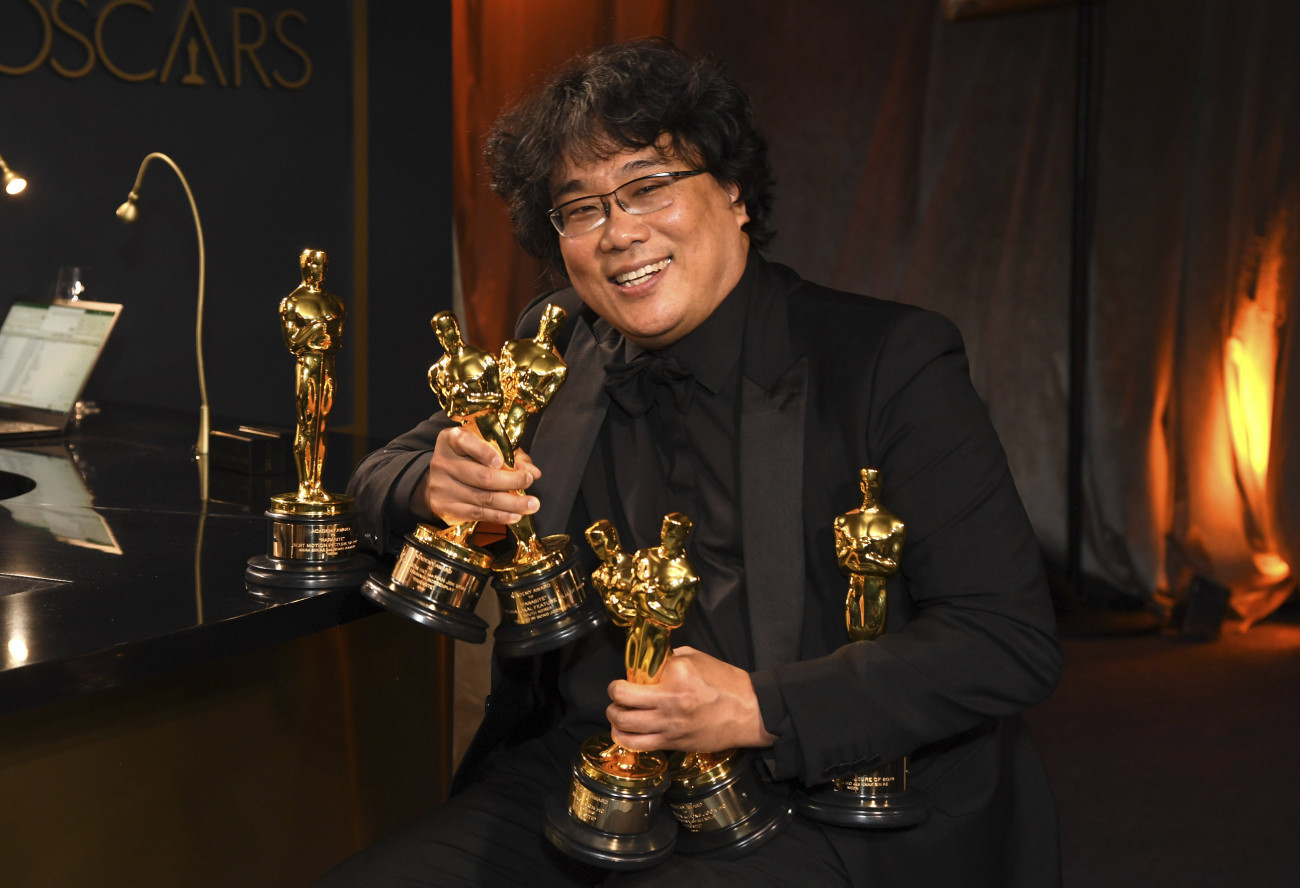 Los Angeles, 2020. február 10.
Bong Dzsun Ho dél-koreai rendező az Élősködők című filmével nyert díjakkal fényképezkedik a 92. Oscar-gála után a hollywoodi Dolby Színházban 2020. február 9-én. Az Élősködők kapta a legjobb filmnek, a legjobb idegen nyelvű filmnek, a legjobb rendezésért és a legjobb eredeti forgatókönyvért járó elismerést. Bong Dzsun Ho műve az első az amerikai filmakadémia történetében, amely nem angol nyelvű filmként diadalmaskodott a legjelentősebb kategóriában.
MTI/AP/Invision/Richard Shotwell