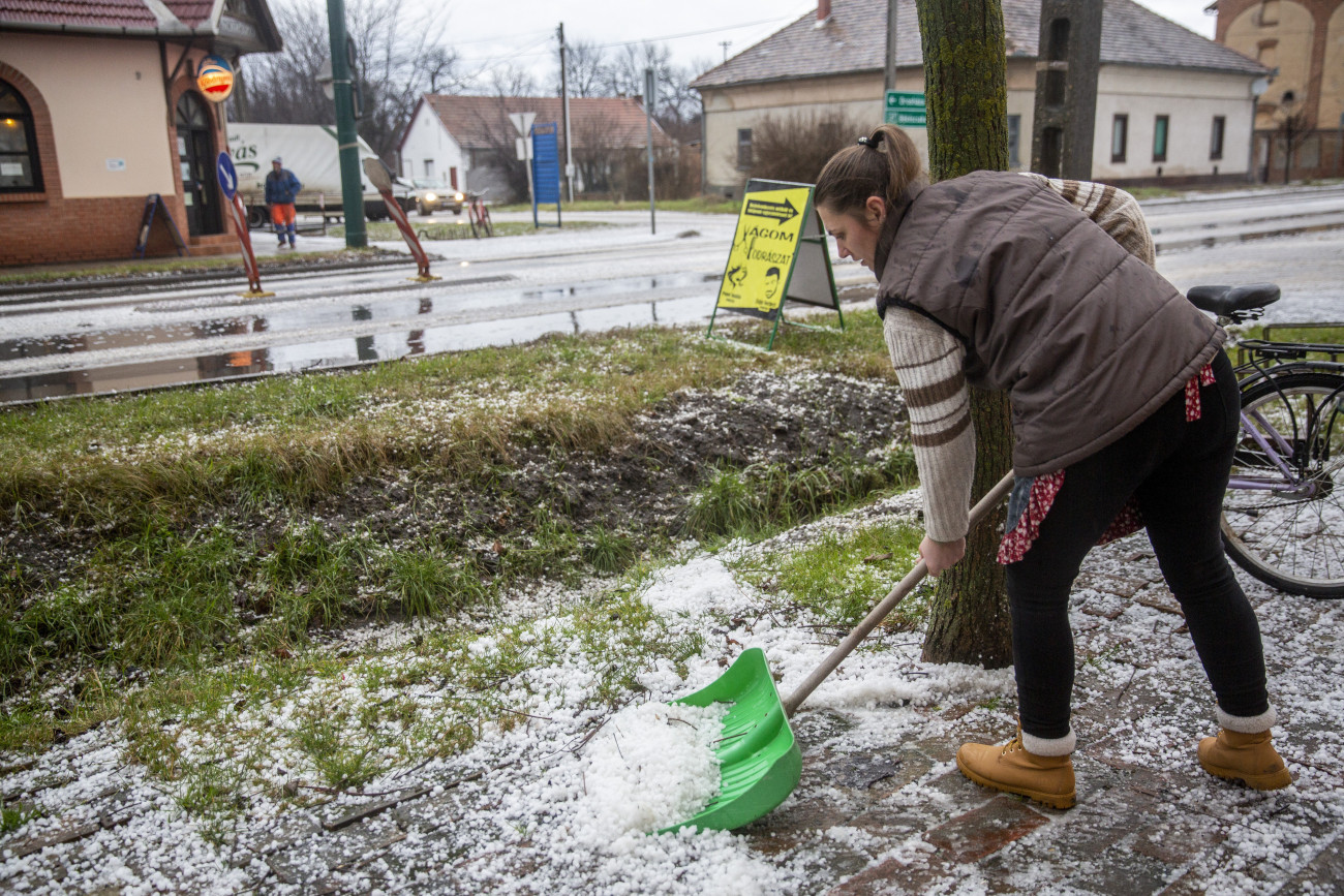 Gádoros, 2020. február 11.
A jégeső után maradt jégdarabokat lapátolja a járdán egy nő a Békés megyei Gádoroson 2020. február 11-én.
MTI/Rosta Tibor