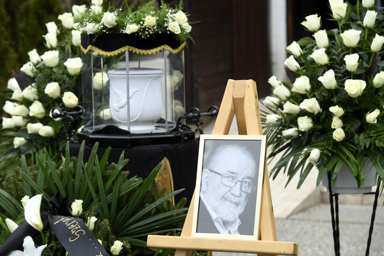 Andorai Péter portréja és urnája a Kossuth-díjas színész temetésén Budapesten, a Farkasréti temetőben 2020. február 19-én. A művész életének 72. évében február 1-jén hunyt el.