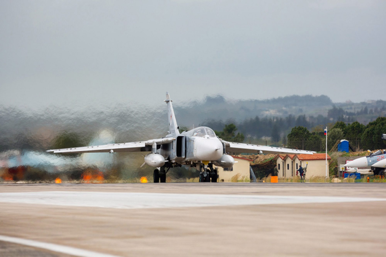 Az orosz védelmi minisztérium honlapja által közreadott képen egy orosz Szu-24-es bombázó felszáll a szíriai Latakia melletti Hmejmim légi támaszponton. (MTI/EPA/Orosz védelmi minisztérium honlapja/Vagyim Grisankin)