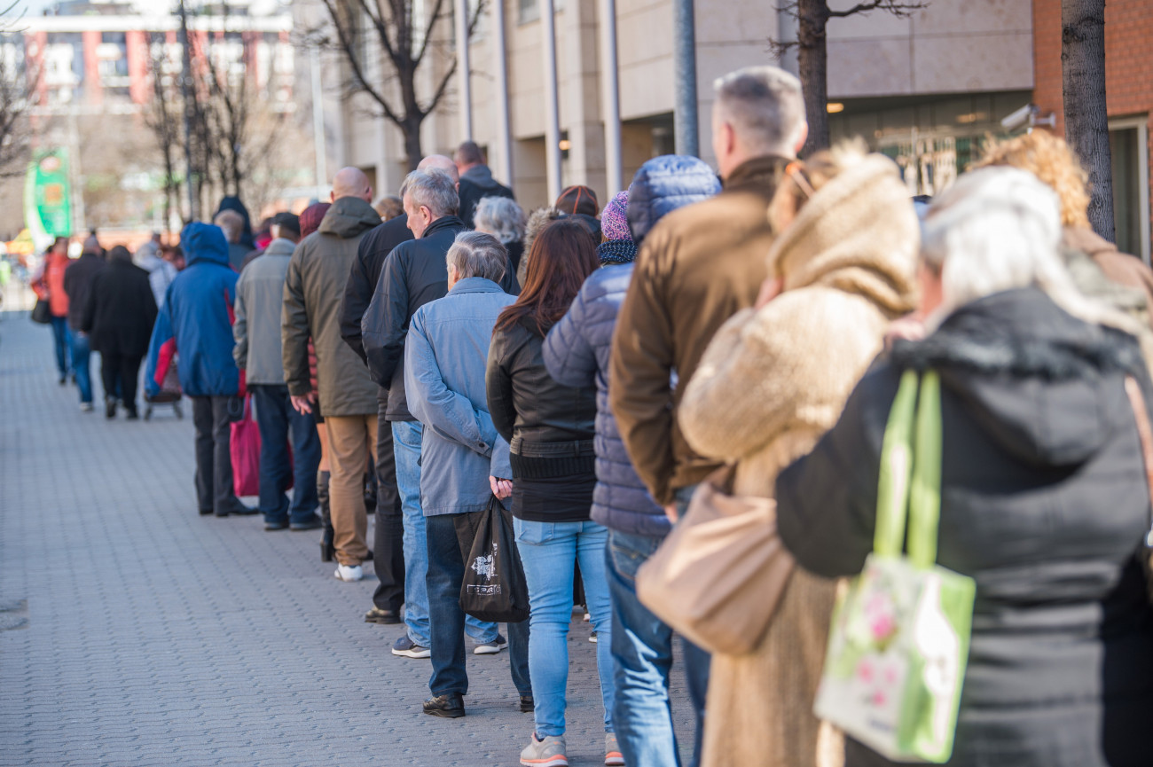 Budapest, 2020. március 16.
Sorban állók a Honvédkórház előtt 2020. március 16-án. A koronavírus miatt kialakult járványügyi helyzetre való tekintettel a kórházban kizárólag az elővizsgálati ponton történő áthaladást követően lehet igénybe venni minden járó- és fekvőbeteg ellátást. Az elővizsgálat lázmérésből és kérdőív kitöltéséből áll, amely mindenkinek kötelező.
MTI/Balogh Zoltán