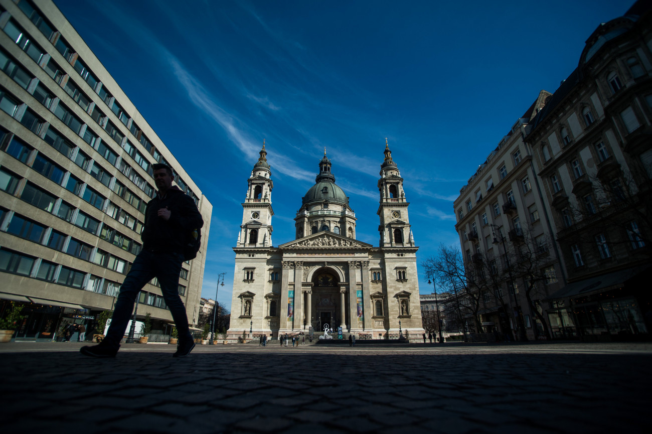 Budapest, 2020. március 16.
A Szent István-bazilika Budapesten 2020. március 16-án. Az új koronavírus-járvány miatt a főváros utcáin, közterein szinte nincsennek turisták és a helyi lakosok is jóval kevesebbet tartózkodnak a közterületeken.
MTI/Balogh Zoltán