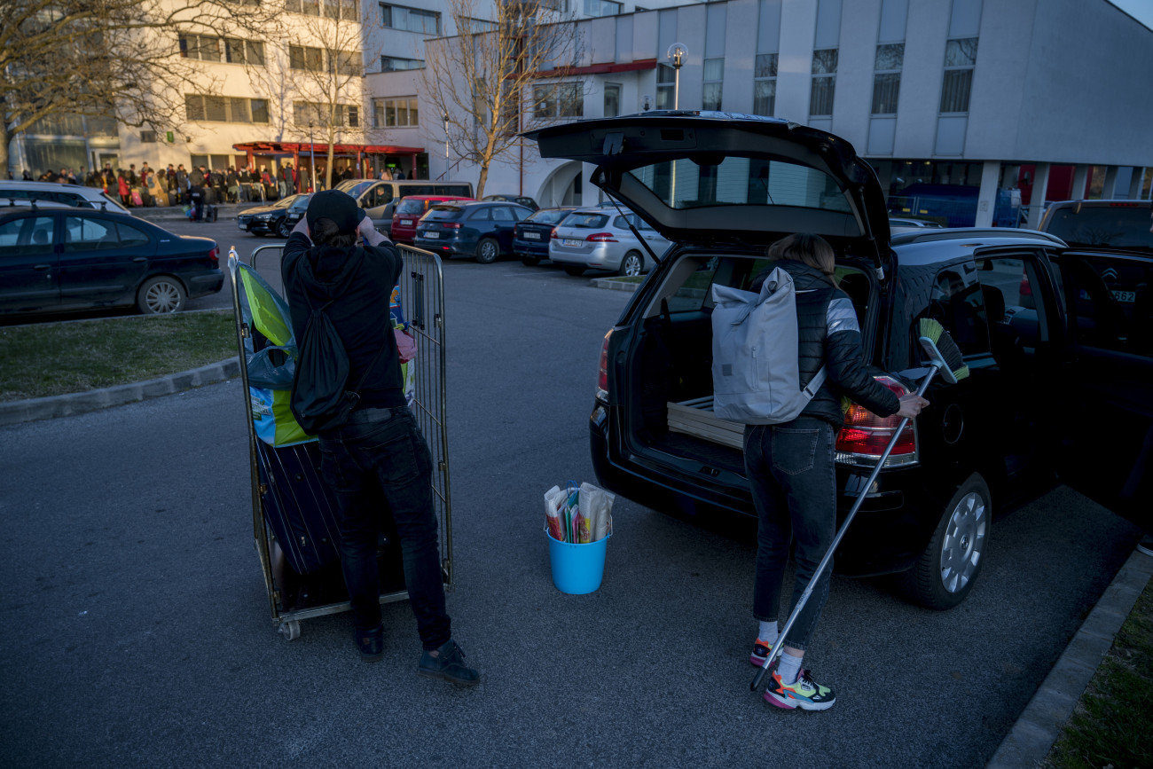 Pécs, 2020. március 16.
Kiköltöző hallgatók személyautóba pakolnak a Pécsi Tudományegyetem Szalay László Kollégium épülete előtt Pécsen 2020. március 16-án. A koronavírus-járvány miatt a kormány intézménylátogatási tilalmat rendeltek el a magyarországi egyetemeken, csak távoktatásban folytatható az oktatás.
MTI/Sóki Tamás