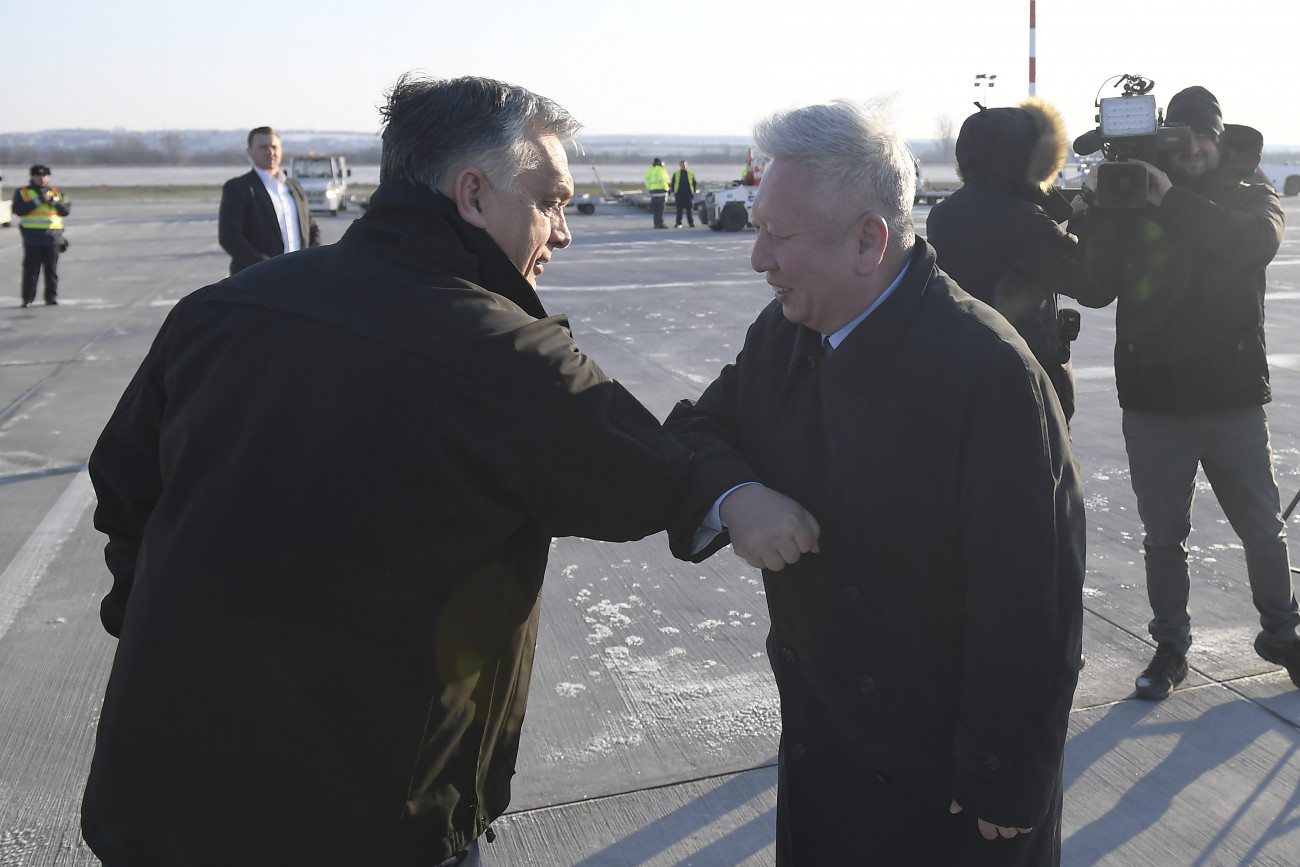 Budapest, 2020. március 24.
Orbán Viktor miniszterelnök (b) és Tuan Csie-lung kínai nagykövet a Liszt Ferenc-repülőtéren, ahová megérkezett a Suparna Airlines Kínából érkezett repülőgépe, fedélzetén orvosi védőeszközökkel 2020. március 24-én. A gép több mint 3 millió maszkot, 100 ezer koronavírus-tesztet és 86 lélegeztetőgépet hozott.
MTI/Kovács Tamás