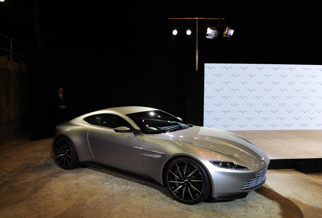 Egy Aston Martin DB10-es az új James Bond-film forgatása alkalmából rendezett sajtótájékoztatón az Iver Heath-i Pinewood Stúdióban 2014. december 4-én. A Spectre című új Bond-filmet 2015 októberében mutatják be. (MTI/EPA/Facundo Arrizabalaga)