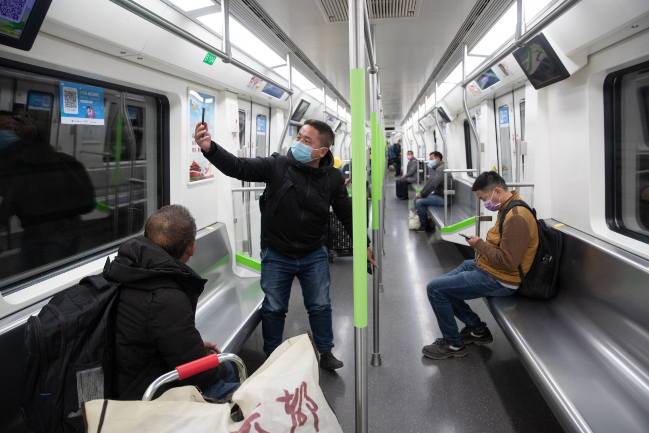 Vuhan, 2020. március 28.
Utasok egy metrószerelvényen Vuhanban 2020. március 28-án. A hatóságok részlegesen újraindították a tömegközlekedést a koronavírus-járvány eredeti gócpontjának számító kínai nagyvárosban.
MTI/EPA/Costfoto/YFC