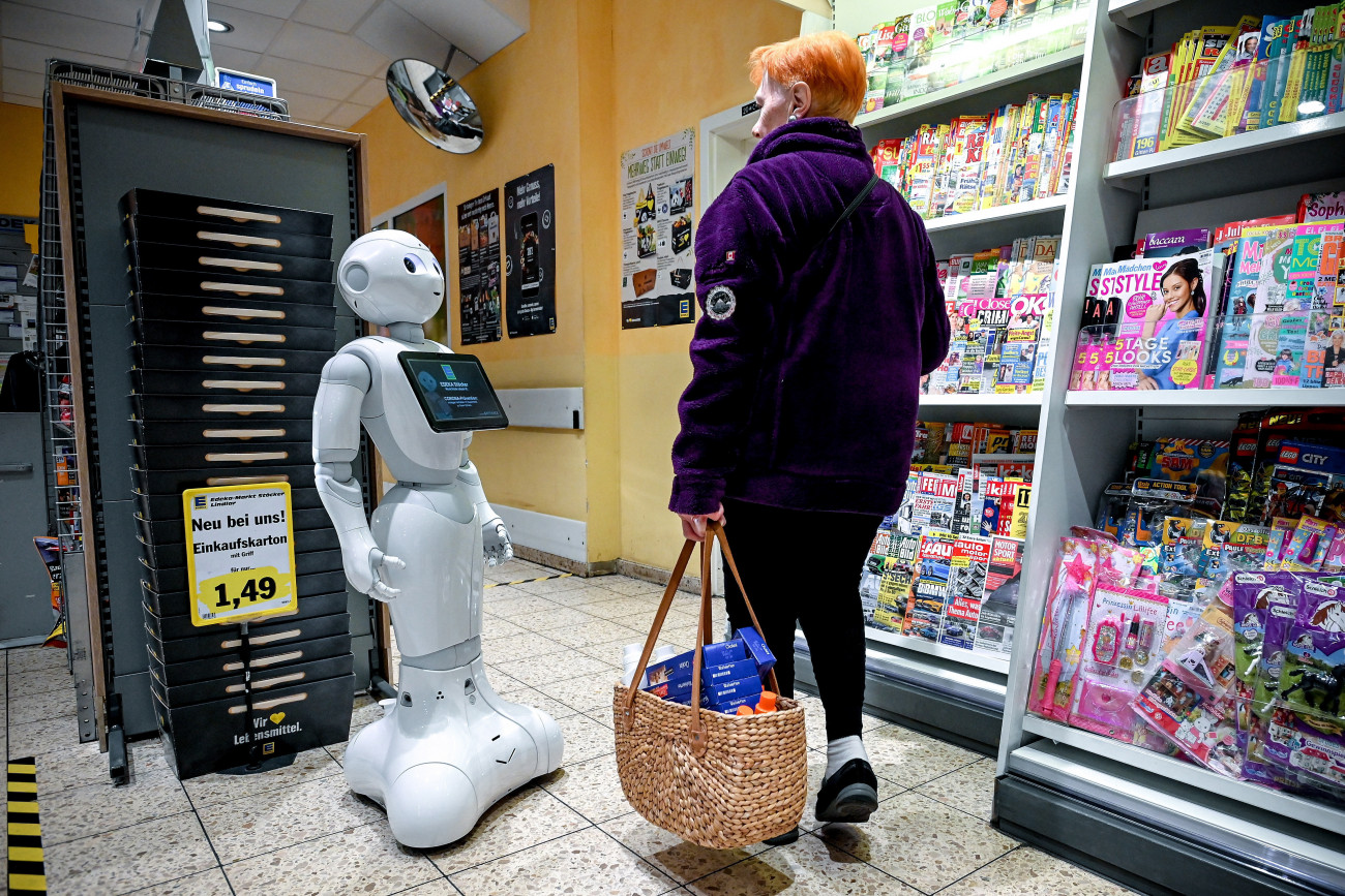 Lindlar, 2020. március 31.
Ember-alakú robot kommunikál a vásárlókkal az Edeka szupermarketlánc egyik üzletében a németországi Lindlarban 2020. március 31-én. A Pepper nevű robotot eredetileg az ápolói munka támogatására fejlesztették, de most a koronavírus-járvány miatt a bolti eladók munkáját segíti. Németországban eddig 67051 fertőzöttet regisztráltak, közülük 13500-an már meggyógyultak.
MTI/EPA/Sascha Steinbach