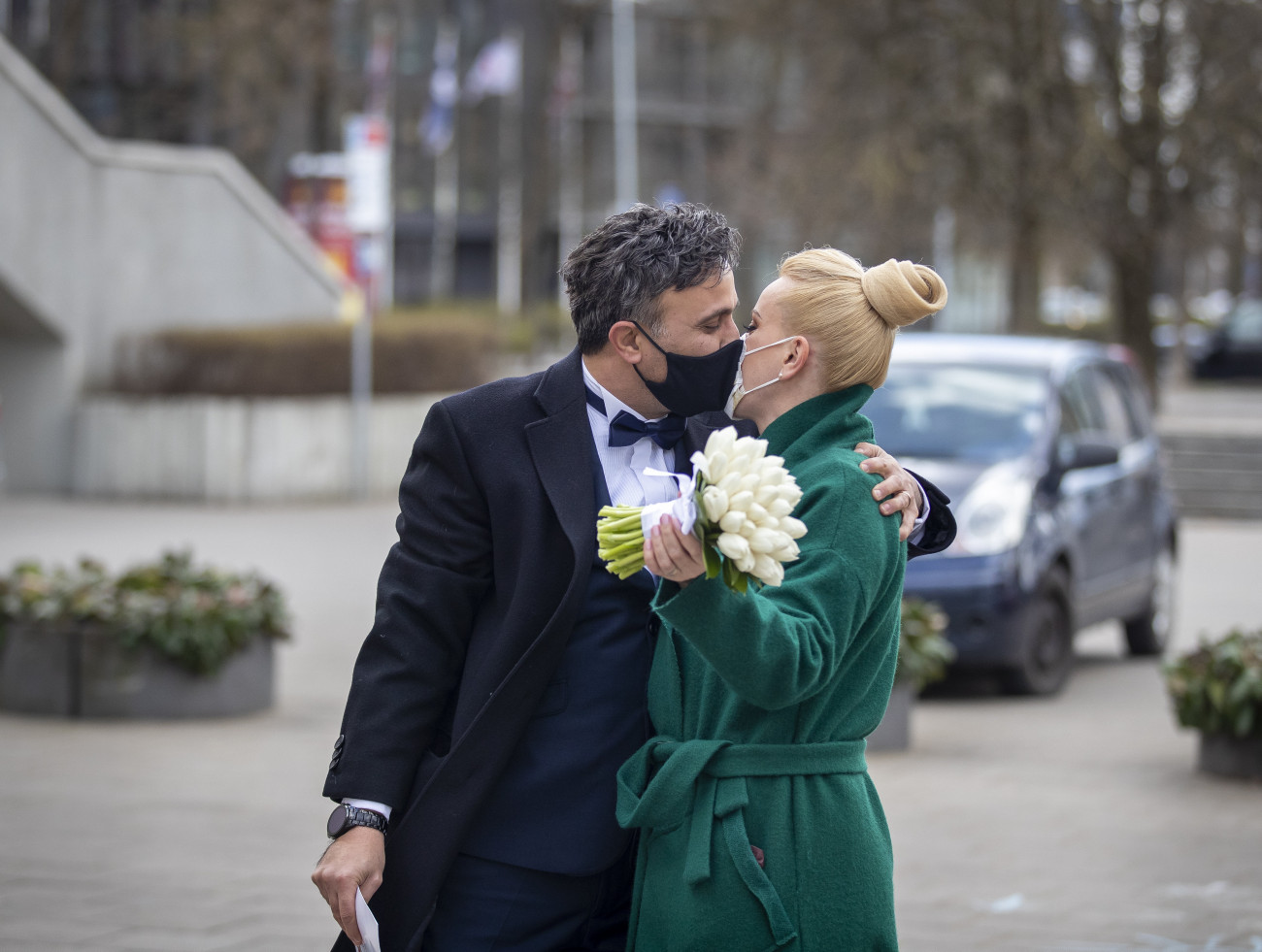 Vilnius, 2020. április 3.
Az új koronavírus elleni védekezésül szájmaszkot viselő Alla és Modzi az esküvője után a litván főváros, Vilnius házasságkötő palotája előtt 2020. április 3-án, amikor a koronavírus-járvány miatt szigorú kijárási korlátozások vannak érvényben a balti országban, így a házasulandókon kívül az esküvőn is csak a tanúk vehettek részt.
MTI/AP/Mindaugas Kulbis