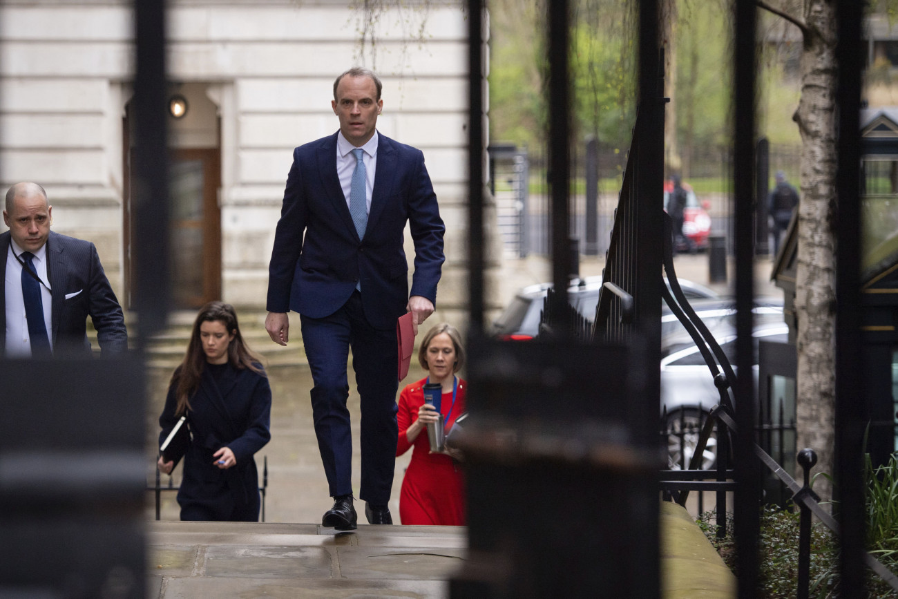 London, 2020. április 6.
Dominic Raab brit külügyminiszter a londoni kormányfői rezidenciára, a Downing Streetbe érkezik 2020. április 6-án, miután az előző este kivizsgálásra kórházba szállították az új koronavírussal megfertőződött Boris Johnson miniszterelnököt. Távollétében Raab vezeti a koronavírus-járvány elleni védekezéssel kapcsolatos kormányülést.
MTI/AP/PA/Dominic Lipinski
