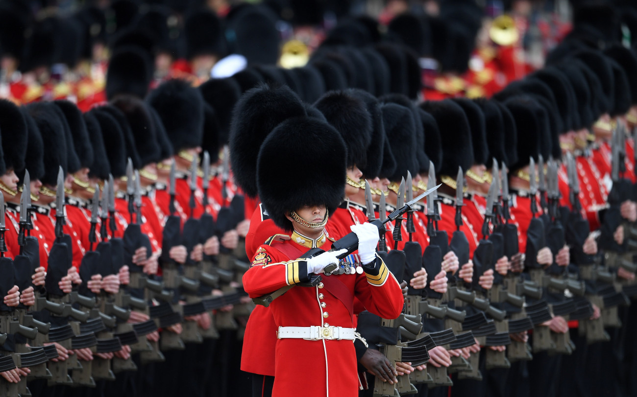 A brit királyi testőrség tagjai menetelnek a II. Erzsébet brit uralkodó hivatalos születésnapja alkalmából tartott hagyományos lovas díszszemlén Londonban 2019. június 8-án. A Trooping of the Colour elnevezésű katonai parádét 1748 óta mindig június második szombatján tartják. II. Erzsébet királynő, a világ legidősebb és leghosszabb ideje regnáló uralkodója 1926. április 21-én született.
MTI/EPA/Andy Rain