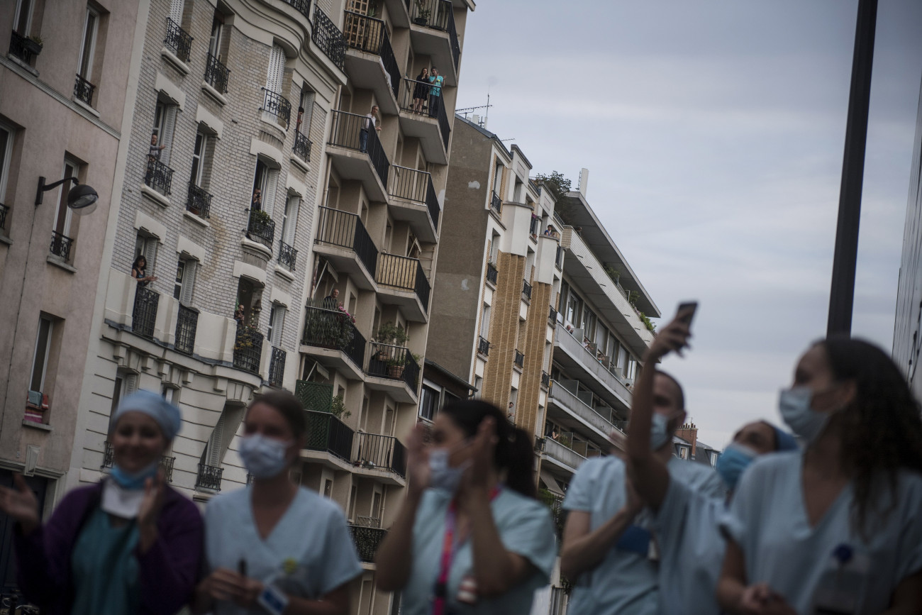 Párizs, 2020. április 22.
Egészségügyi dolgozók integetnek a munkájukért az ablakokban és az erkélyeken tapsolva köszönetet mondó embereknek Párizsban 2020. április 21-én, a koronavírus-járvány idején. Emmanuel Macron francia elnök május 11-ig meghosszabbította a világjárvány terjedésének megfékezésére elrendelt korlátozó intézkedeseket.
MTI/EPA/Balaton József