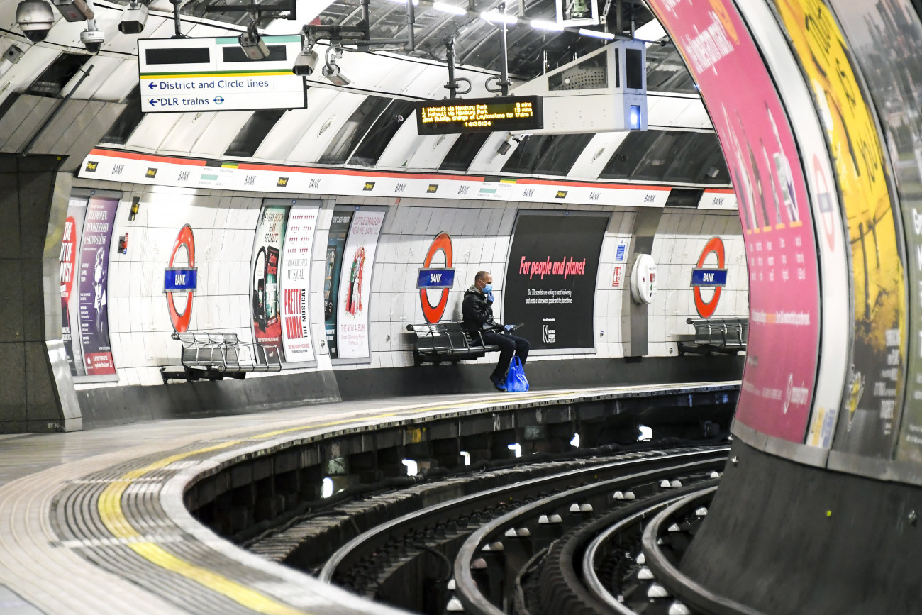 London, 2020. április 25.
Védőmaszkot viselő utas a londoni metró Bank nevű állomásán 2020. április 25-én. A legújabb statisztika szerint Nagy-Britanniában meghaladta a húszezret az új koronavírus okozta járvány halálos áldozatainak száma.
MTI/AP/Alberto Pezzali