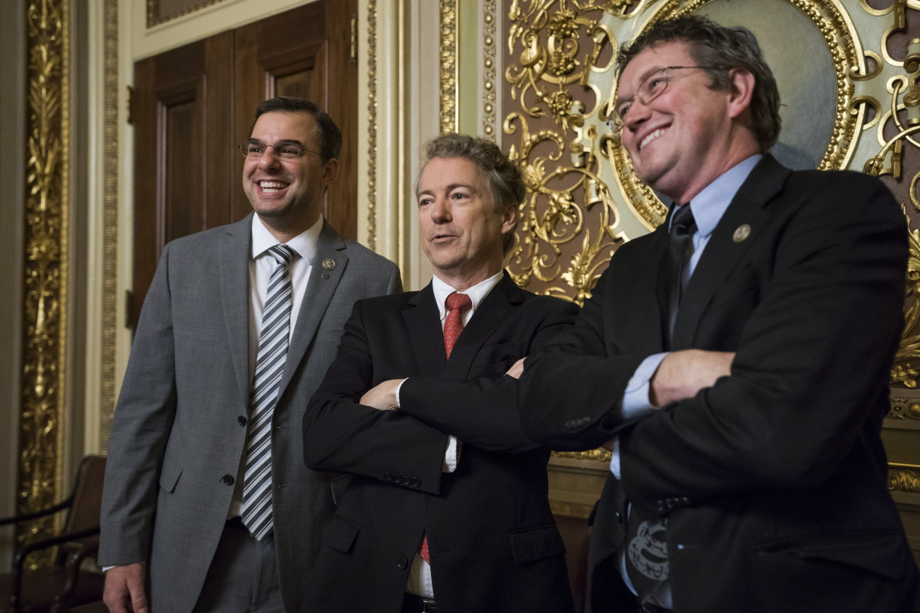 Rand Paul, Kentucky állam republikánus párti szenátora (k) Justin Amash michigani (b) és Thomas Massie kentuckyi republikánus képviselőkkel a törvényhozás washingtoni épületében, a Capitoliumban 2018. február 8-án, amikor a szenátusban felfüggesztették a kormányzat működéséhez szükséges kétéves költségvetés elfogadásáról folyó vitát, ezért február 9-én átmenetileg ismét leállnak a nem alapvető fontosságú kormányzati hivatalok. A kormányzati munka finanszírozásához szükséges törvényjavaslat elfogadása Paul szavazatán múlott. (MTI/EPA/Jim Lo Scalzo)