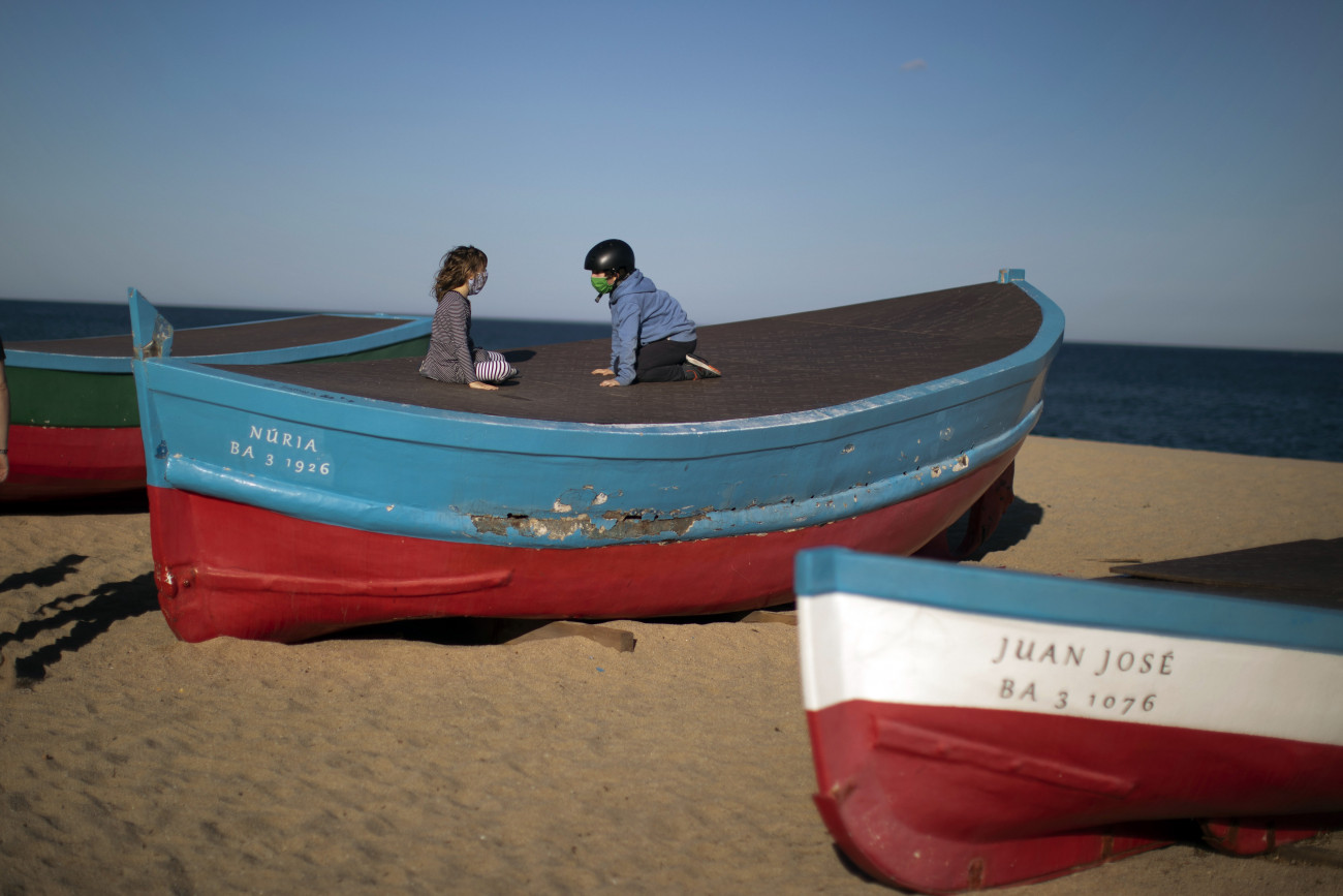 Badalona, 2020. április 28.
Védőmaszkos gyermekek a Barcelona melletti Badalona tengerpartján a koronavírus-járvány idején, 2020. április 28-án.
MTI/AP/Emilio Morenatti
