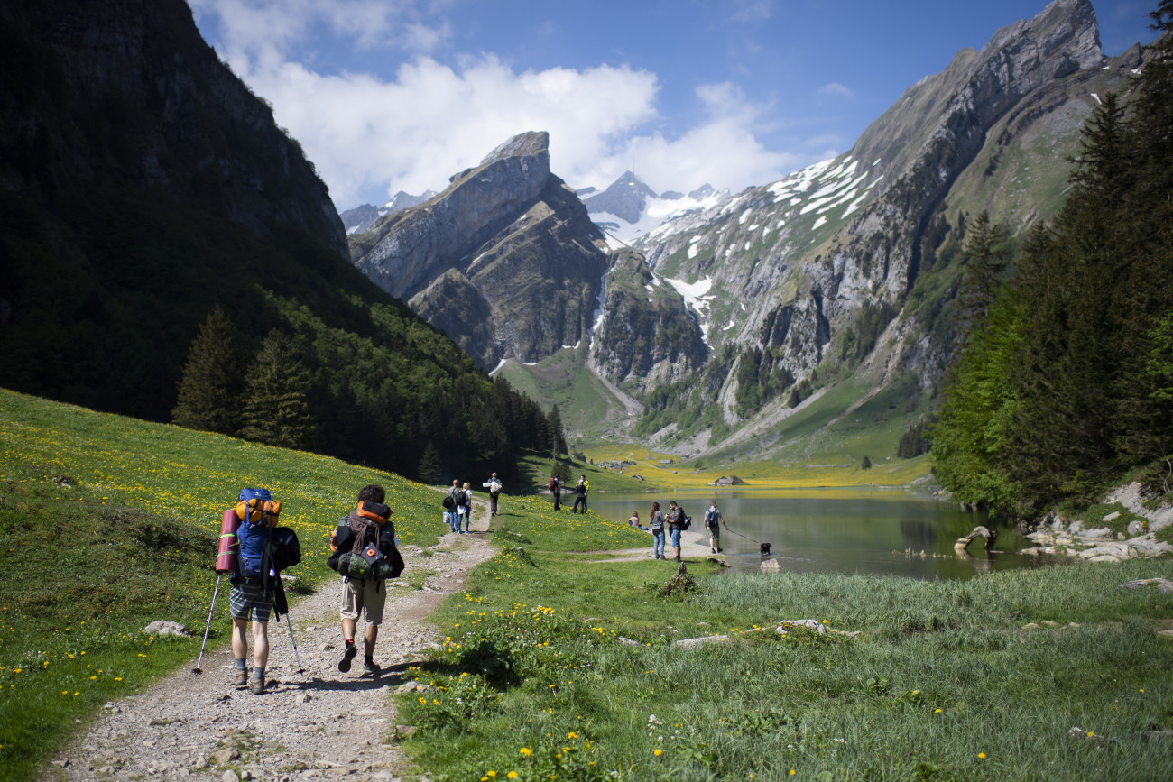 Wasserauen, 2020. május 17.
Túrázók a Seealpsee tónál a svájci Wasserauenben 2020. május 17-én. Svájc megkezdte a koronavírus-járvány miatt hatályba léptetett szigorú korlátozások fokozatos feloldását.
MTI/EPA-KEYSTONE/Gian Ehrenzeller