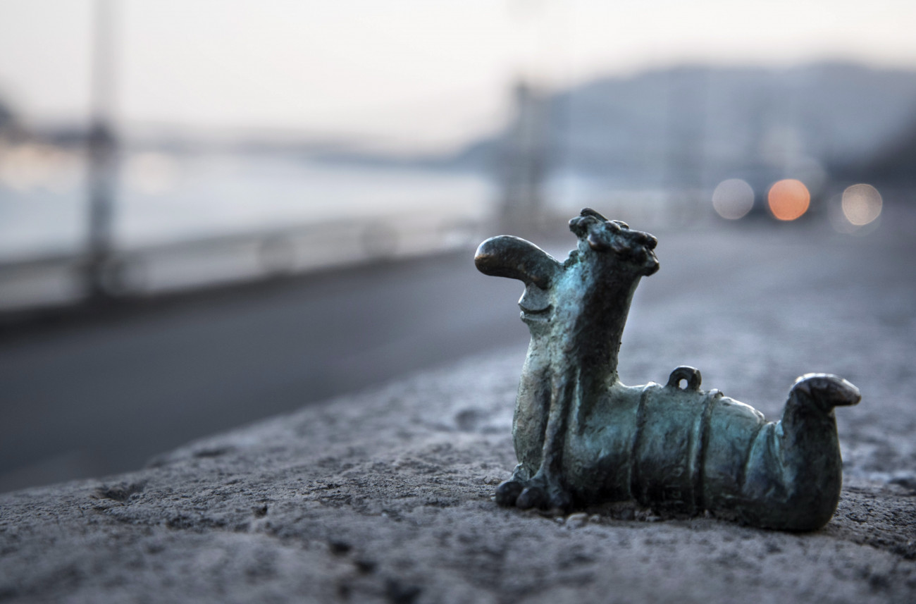 Budapest, 2017. január 26.
A nagy ho-ho-horgász híres csalijának szobra Budapesten a Bem rakparton, a Halász utcai villamosmegállónál.
MTVA/Bizományosi: Turbéky Eszter