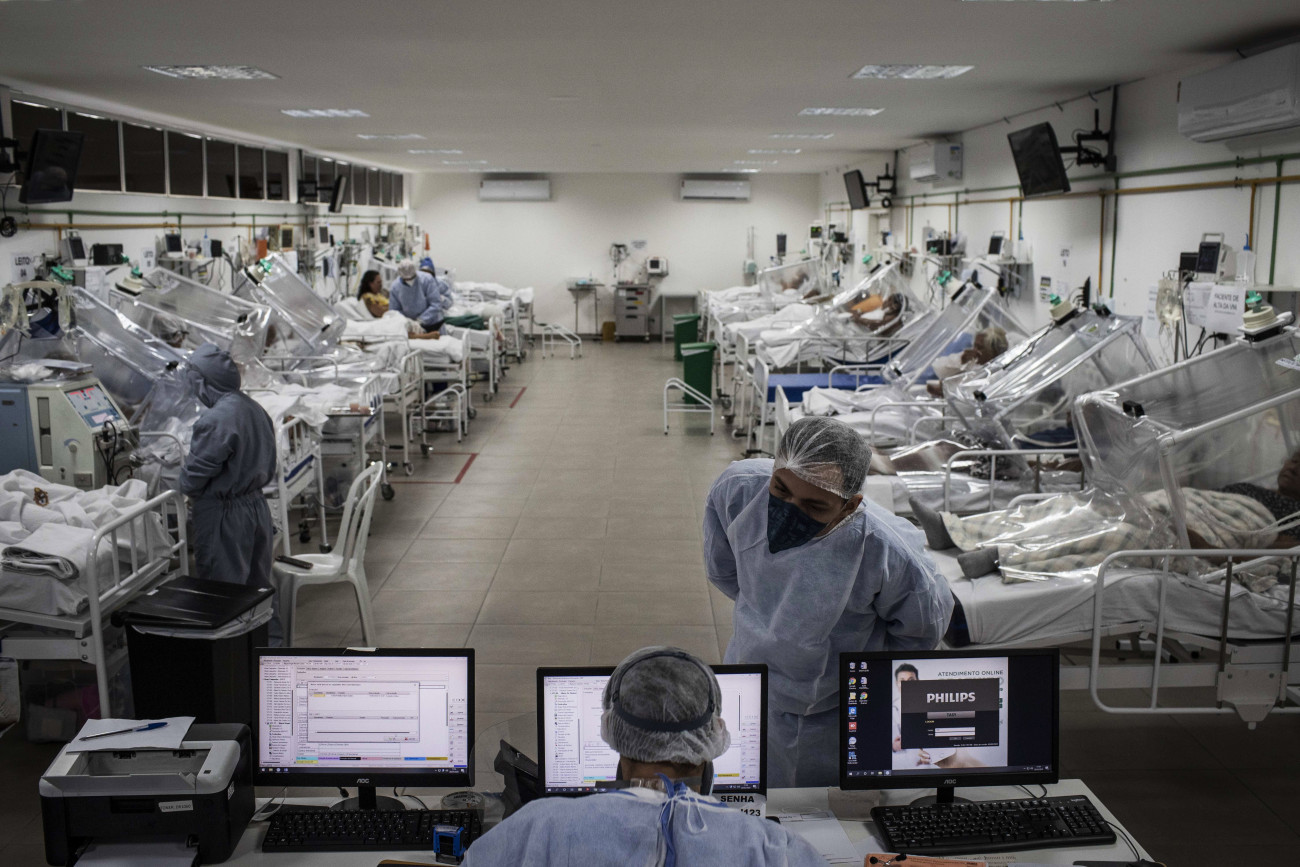 Manaus, 2020. május 21.
Koronavírussal fertőzött betegeket ápolnak a Gilberto Noaves kórházban a brazíliai Manausban 2020. május 20-án. Brazília a világon a harmadik olyan ország, ahol a legtöbb koronavírusos fertőzést diagnosztizálták. A baltimore-i Johns Hopkins egyetem adatai szerint több mint másfélmillió volt a diagnosztizált koronavírus-fertőzöttek száma, és 91 ezernél is többen haltak meg a Covid-19 betegségben.
MTI/EPA-EFE/Raphael Alves