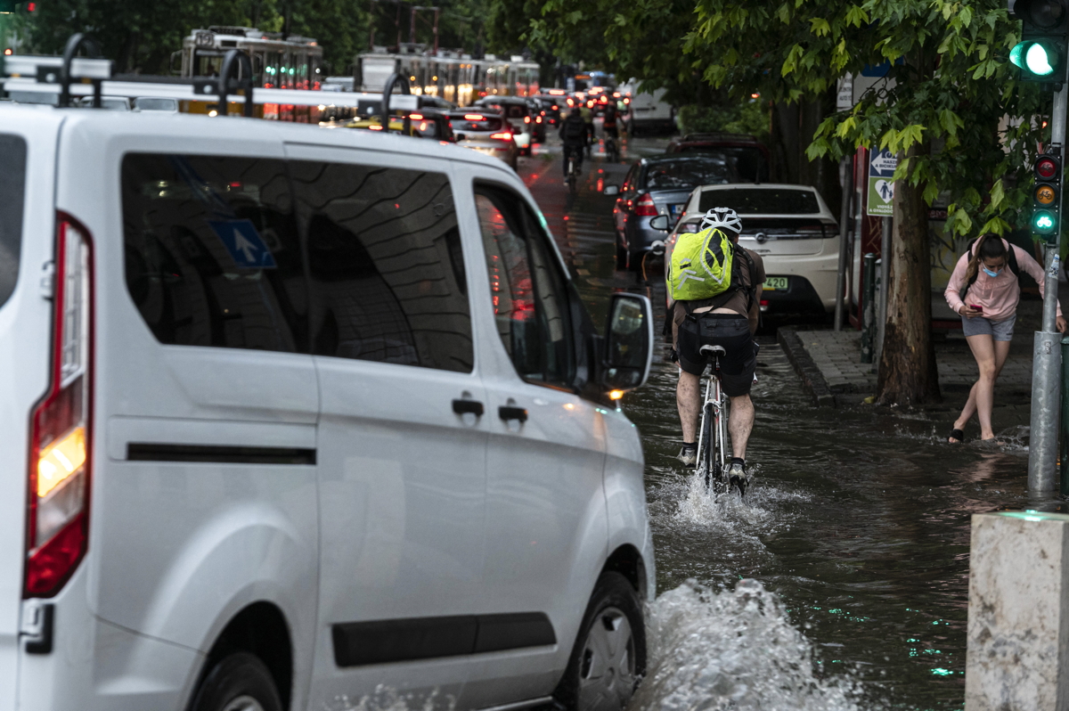 Budapest, 2020. június 17.
Kerékpáros, valamint autók az esővízzel elöntött Bartók Béla úton a főváros XI. kerületében a vihar után 2020. június 17-én.
MTI/Szigetváry Zsolt