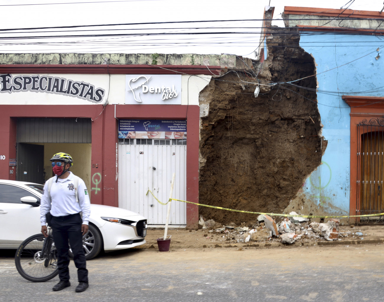 Oaxaca, 2020. június 23.
Sérült épület előtt egy rendőr a mexikói Oaxacában 2020. június 23-án, miután 7,5-es erősségű földrengés volt a térségben. Az epicentrum a dél-mexikói Oaxaca államban fekvő Crucecita közelében volt.
MTI/AP/Luis Alberto Cruz Hernández
