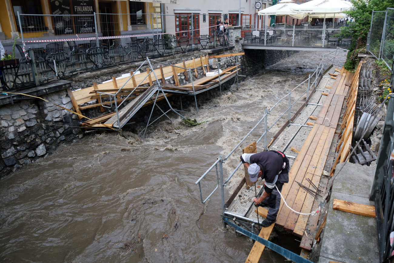 Miskolc, 2020. június 26.
A megáradt Szinva patak Miskolcon, a Szinva terasznál 2020. június 26-án.
MTI/Vajda János