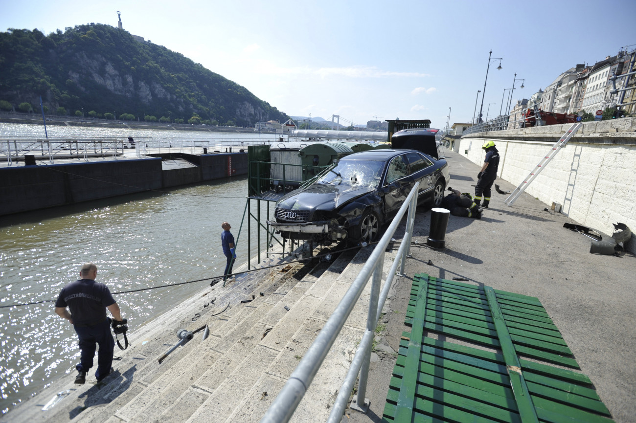 Budapest, 2020. június 26.
Tűzoltók dolgoznak a pesti alsó rakpart lépcsőjénél, ahová egy személygépkocsi zuhant a főváros V. kerületében, az Erzsébet és Szabadság híd között 2020. június 26-án. A balesetben az autó sofőrje megsérült, a mentők kórházba vitték.
MTI/Mihádák Zoltán