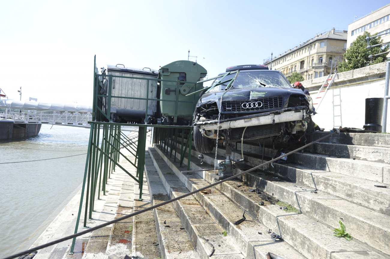 Budapest, 2020. június 26.
Összeroncsolódott személyautó a pesti alsó rakpart lépcsőjén, ahová a gépjármű zuhant a főváros V. kerületében, az Erzsébet és Szabadság híd között 2020. június 26-án. A balesetben az autó sofőrje megsérült, a mentők kórházba vitték.
MTI/Mihádák Zoltán