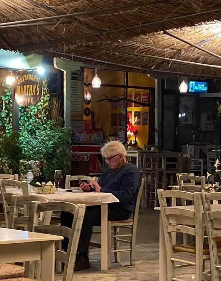 Horto, 2020. július 3.
Stanley Johnson, Boris Johnson brit miniszterelnök apja a telefonját nézi a görögországi Horto falu egyik éttermében 2020. július 2-án. A brit államfő apja július 3-án érkezett Athénba Bulgárián keresztül, miután Nagy-Britanniából a koronavírus-járvány miatt nem indulnak közvetlen repülőjáratok.
MTI/AP/magnesianews.gr/Uncredited