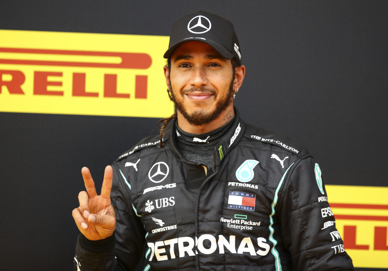 Spielberg, 2020. július 12.
Lewis Hamilton, a Mercedes brit címvédője ünnepel, miután rajt-cél győzelmet aratott a Forma-1-es autós gyorsasági világbajnokság Stájer Nagydíján a spielbergi pályán 2020. július 12-én. A hatszoros világbajnok Hamilton pályafutása 85. futamgyőzelmét szerezte meg.
MTI/AP/Pool/Mark Thompson