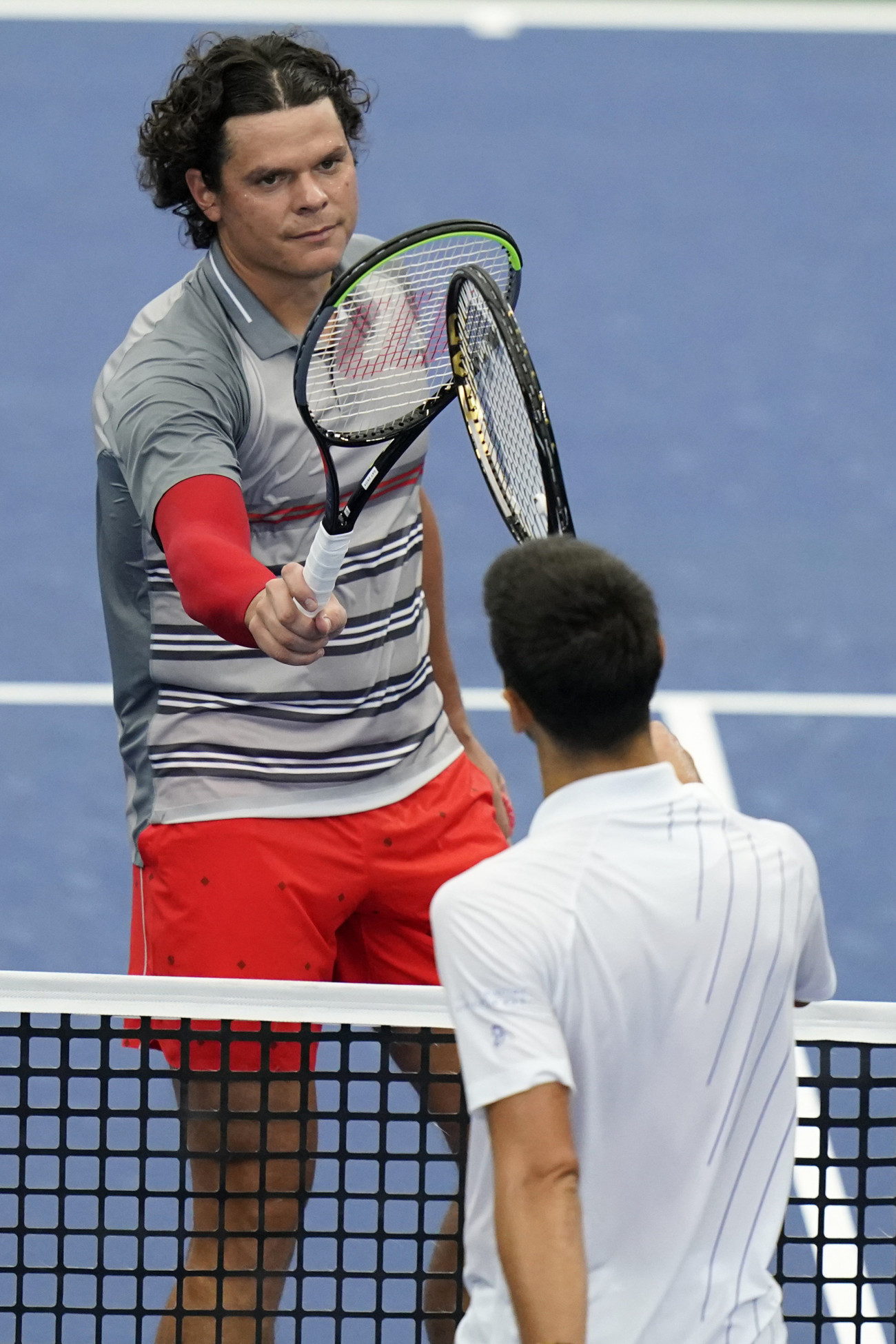 New York, 2020. augusztus 29.
A győztes szerb Novak Djokovicnak (j) gratulál a kanadai Milos Raonic, miután 1:6, 6:3, 6:4 arányban győzött ellene a Cincinnatiből New Yorkba áthelyezett keménypályás tenisztorna férfi versenyének döntőjében, a New York állambeli Flushing Meadows-ban 2020. augusztus 29-én.
MTI/AP/Frank Franklin II